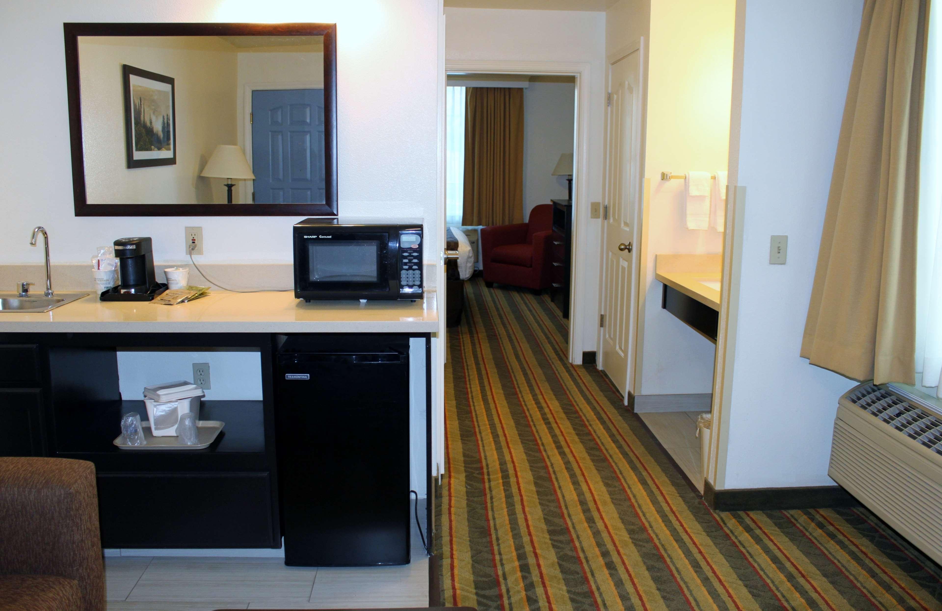 Best Western Visalia Hotel Exterior photo