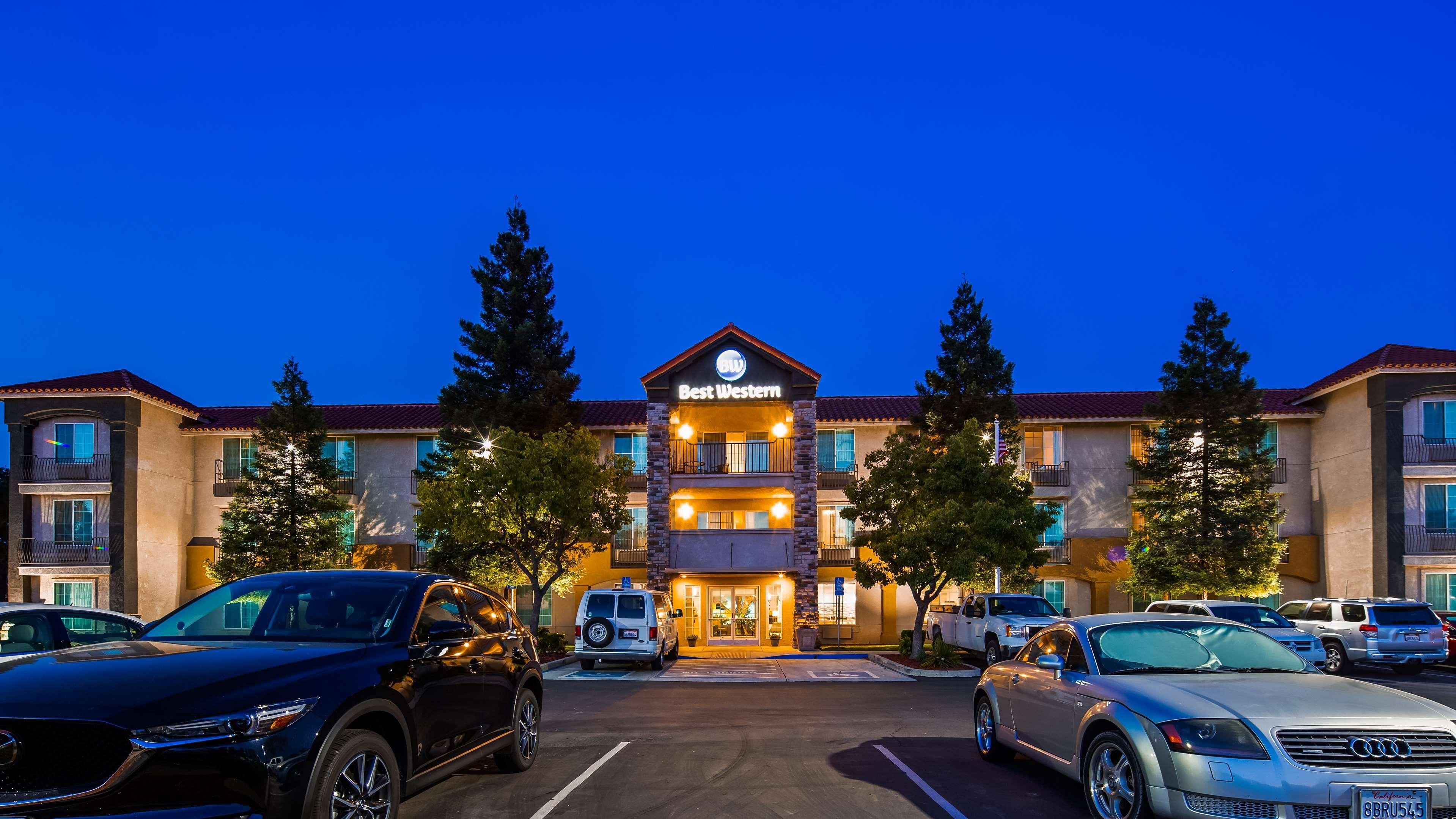 Best Western Visalia Hotel Exterior photo
