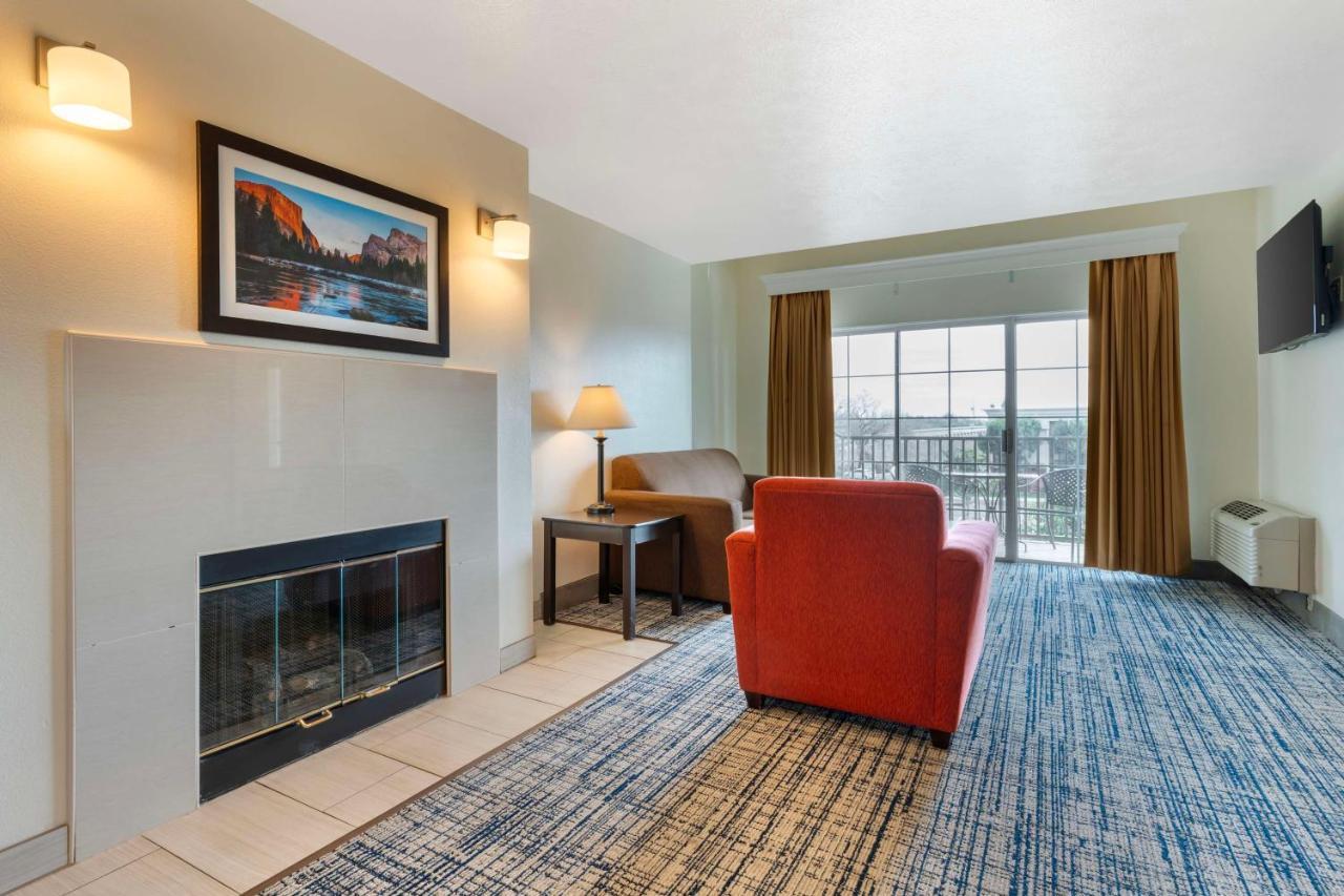 Best Western Visalia Hotel Exterior photo