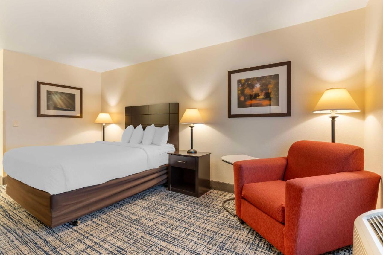 Best Western Visalia Hotel Exterior photo