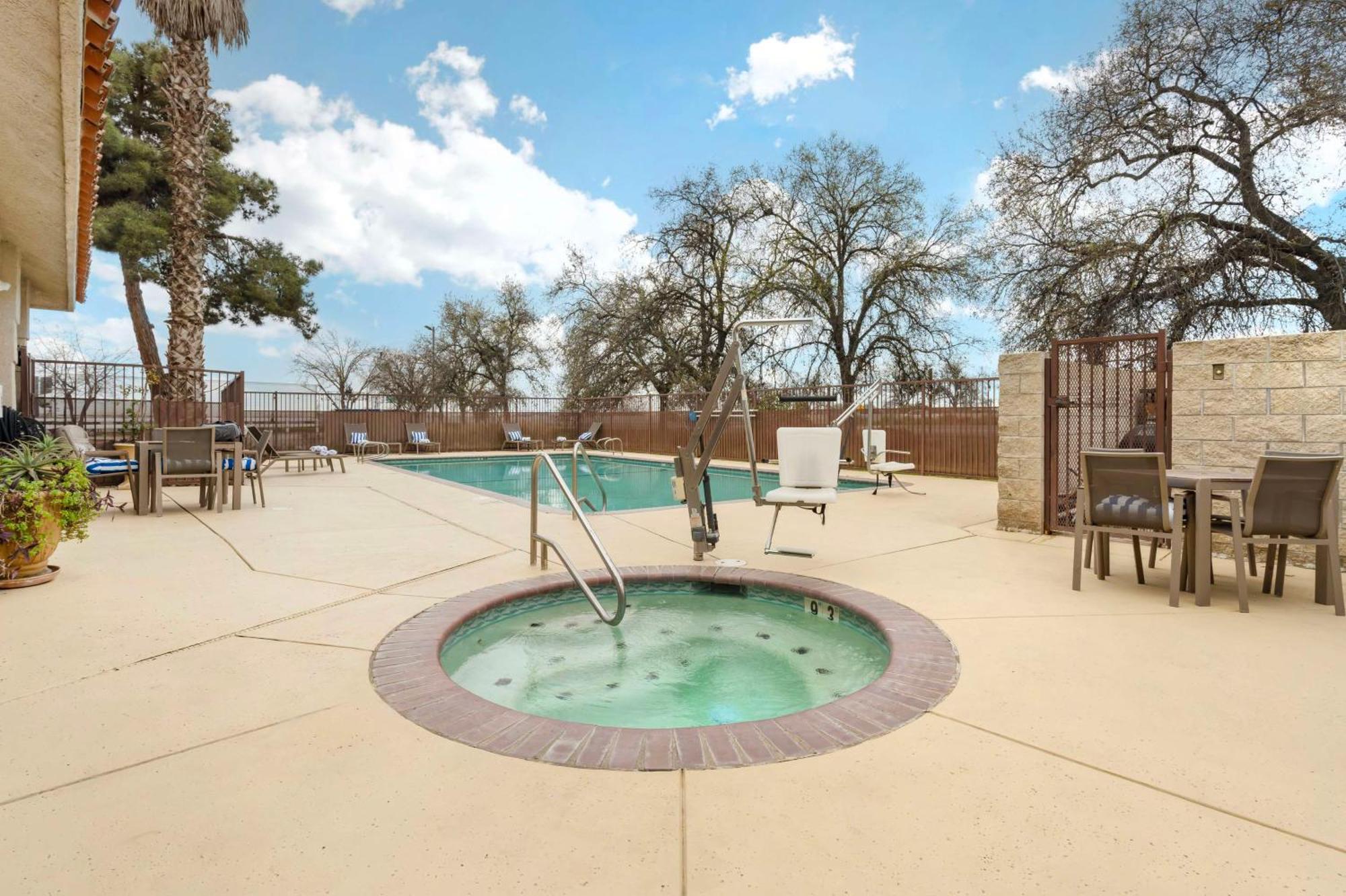 Best Western Visalia Hotel Exterior photo
