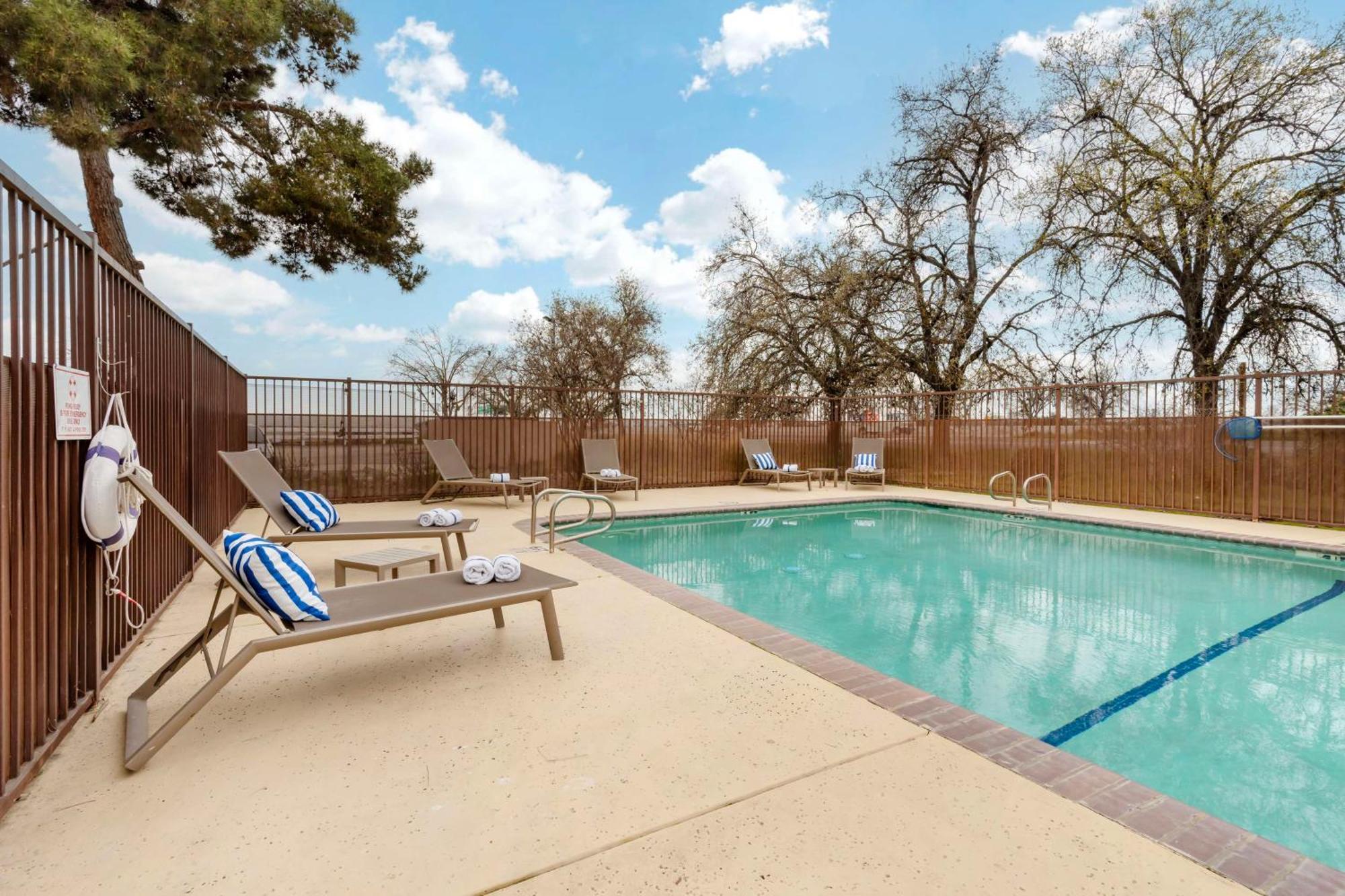 Best Western Visalia Hotel Exterior photo