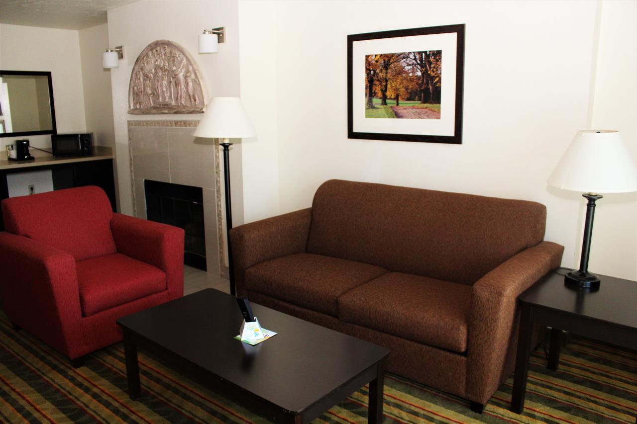 Best Western Visalia Hotel Exterior photo